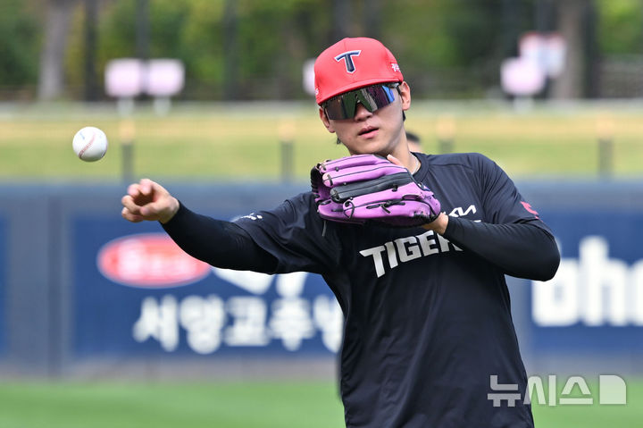 [전남광주=뉴시스] 이영주 기자 = KIA타이거즈 김도영이 2026 KBO 포스트시즌 준플레이오프 1차전을 하루 앞둔 16일 오후 전남광주 북구 광주-기아챔피언스필드에서 공개 훈련에 참여하고 있다. 2026.10.16. leeyj2578@newsis.com