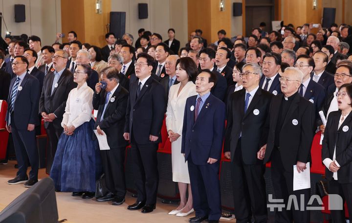 [부산=뉴시스] 김진아 기자 = 이재명 대통령과 김혜경 여사가 16일 부산시청 열린 제47주년 부마민주항쟁 기념식에서 아침이슬을 부르고 있다. 2026.10.16. bluesoda@newsis.com
