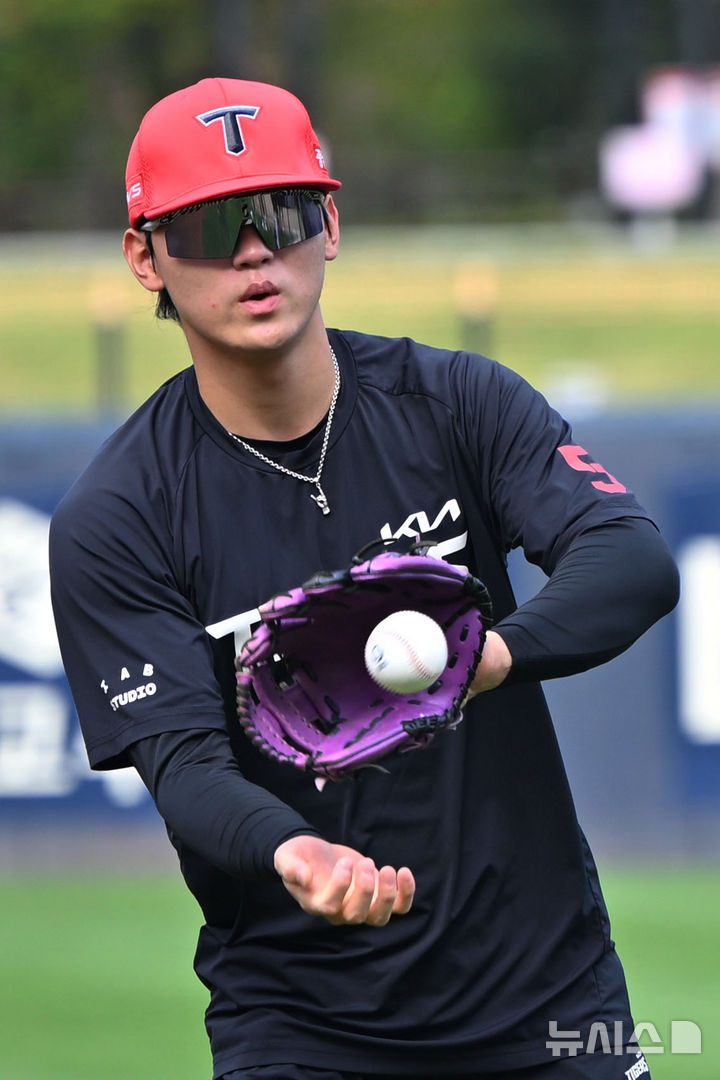[전남광주=뉴시스] 이영주 기자 = KIA타이거즈 김도영이 2026 KBO 포스트시즌 준플레이오프 1차전을 하루 앞둔 16일 오후 전남광주 북구 광주-기아챔피언스필드에서 공개 훈련에 참여하고 있다. 2026.10.16. leeyj2578@newsis.com
