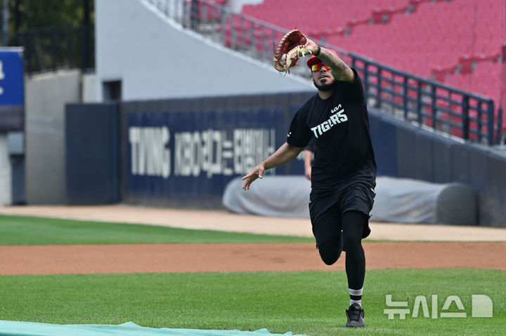 [전남광주=뉴시스] 이영주 기자 = KIA타이거즈 카스트로가 2026 KBO 포스트시즌 준플레이오프 1차전을 하루 앞둔 16일 오후 전남광주 북구 광주-기아챔피언스필드에서 공개 훈련에 참여하고 있다. 2026.10.16. leeyj2578@newsis.com