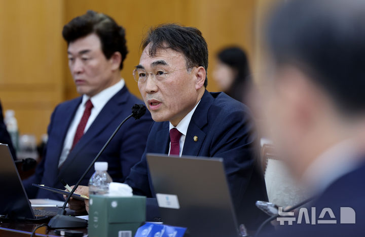 [대구=뉴시스] 이무열 기자 = 이종욱 국민의힘 의원이 16일 대구 중구 한국은행 대구경북본부에서 열린 국회 재정경제기획위원회의 동북·동남지방데이터청, 부산·대구지방국세청, 부산·대구본부세관, 한국은행 부산·경남·울산·대구경북·포항본부에 대한 국정감사에서 질의하고 있다. 2026.10.16. lmy@newsis.com