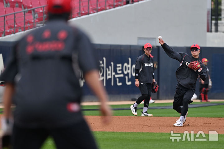[전남광주=뉴시스] 이영주 기자 = 2026 KBO 포스트시즌 준플레이오프 1차전을 하루 앞둔 16일 오후 전남광주 북구 광주-기아챔피언스필드에서 KIA타이거즈 선수단이 공개 훈련에 참여하고 있다. 2026.10.16. leeyj2578@newsis.com