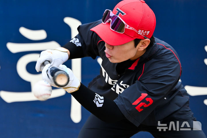 [전남광주=뉴시스] 이영주 기자 = KIA 정현창이 2026 KBO 포스트시즌 준플레이오프 1차전을 하루 앞둔 16일 오후 전남광주 북구 광주-기아챔피언스필드에서 열린 KIA타이거즈 선수단 공개 훈련 도중 번트하고 있다. 2026.10.16. leeyj2578@newsis.com