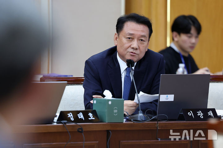 [대구=뉴시스] 이무열 기자 = 이광재 더불어민주당 의원이 16일 대구 중구 한국은행 대구경북본부에서 열린 국회 재정경제기획위원회의 동북·동남지방데이터청, 부산·대구지방국세청, 부산·대구본부세관, 한국은행 부산·경남·울산·대구경북·포항본부에 대한 국정감사에서 질의하고 있다. 2026.10.16. lmy@newsis.com