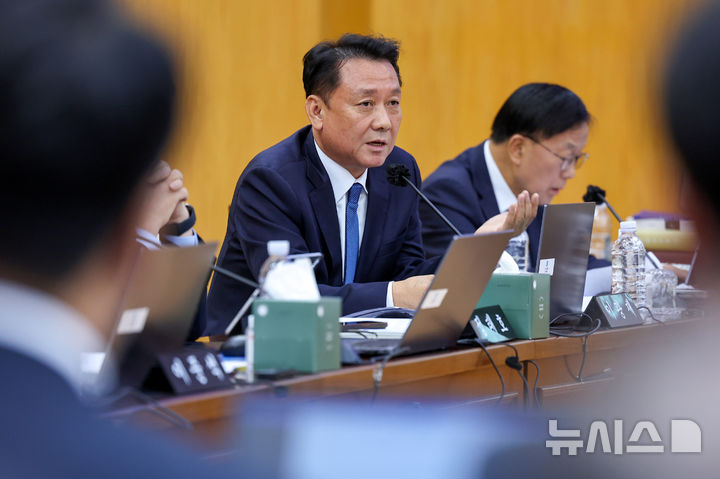 [대구=뉴시스] 이무열 기자 = 이광재 더불어민주당 의원이 16일 대구 중구 한국은행 대구경북본부에서 열린 국회 재정경제기획위원회의 동북·동남지방데이터청, 부산·대구지방국세청, 부산·대구본부세관, 한국은행 부산·경남·울산·대구경북·포항본부에 대한 국정감사에서 질의하고 있다. 2026.10.16. lmy@newsis.com
