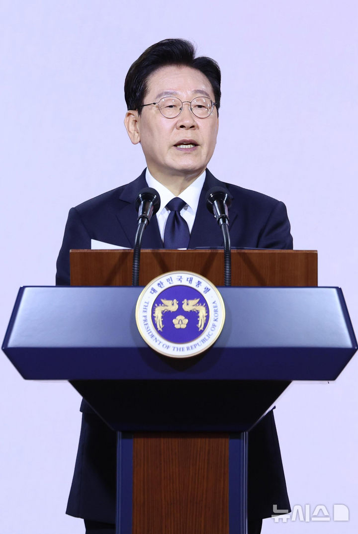 [부산=뉴시스] 김진아 기자 = 이재명 대통령이 16일 부산 부산시청에서 열린 제47주년 부마민주항쟁 기념식에서 기념사를 하고 있다. 2026.10.16. bluesoda@newsis.com