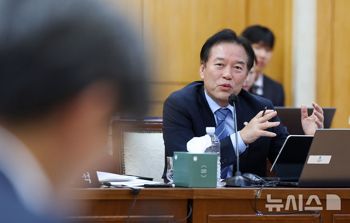 [대구=뉴시스] 이무열 기자 = 정태호 더불어민주당 의원이 16일 대구 중구 한국은행 대구경북본부에서 열린 국회 재정경제기획위원회의 동북·동남지방데이터청, 부산·대구지방국세청, 부산·대구본부세관, 한국은행 부산·경남·울산·대구경북·포항본부에 대한 국정감사에서 질의하고 있다. 2026.10.16. lmy@newsis.com