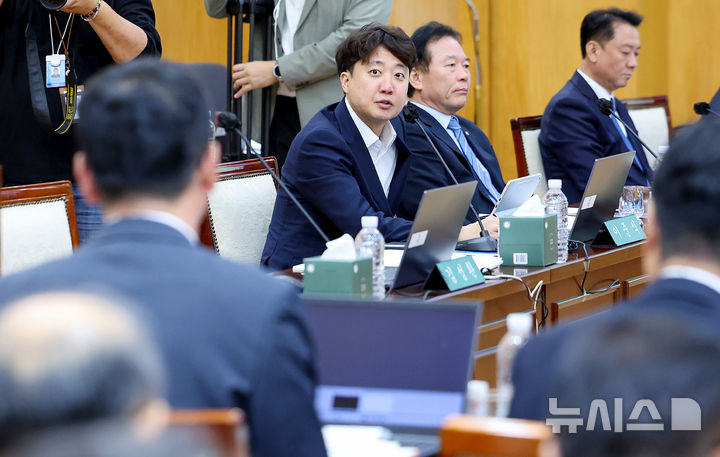 [대구=뉴시스] 이무열 기자 = 이준석 개혁신당 의원이 16일 대구 중구 한국은행 대구경북본부에서 열린 국회 재정경제기획위원회의 동북·동남지방데이터청, 부산·대구지방국세청, 부산·대구본부세관, 한국은행 부산·경남·울산·대구경북·포항본부에 대한 국정감사에서 질의하고 있다. 2026.10.16. lmy@newsis.com