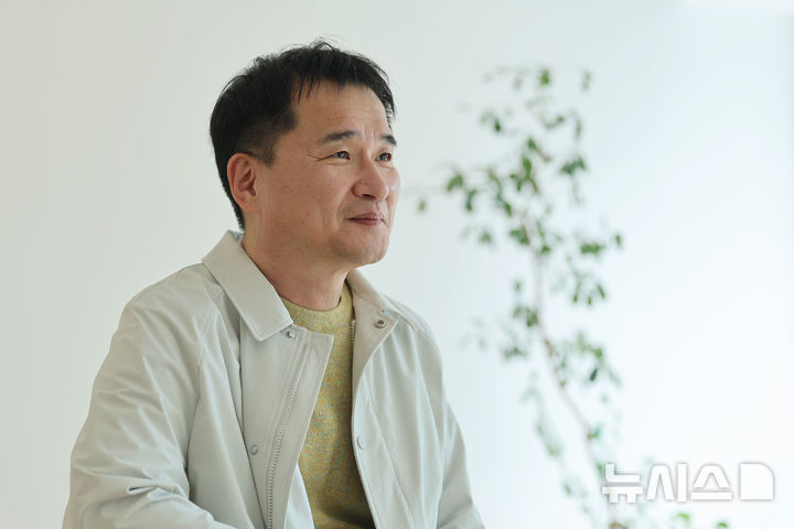 [서울=뉴시스] 김금보 기자 = 김연수 소설가가 16일 서울 종로구 한 카페에서 뉴시스와의 인터뷰에 앞서 포즈를 취하고 있다. 2026.10.17. kgb@newsis.com