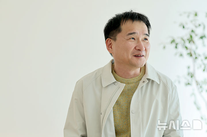 [서울=뉴시스] 김금보 기자 = 김연수 소설가가 16일 서울 종로구 한 카페에서 뉴시스와의 인터뷰에 앞서 포즈를 취하고 있다. 2026.10.17. kgb@newsis.com
