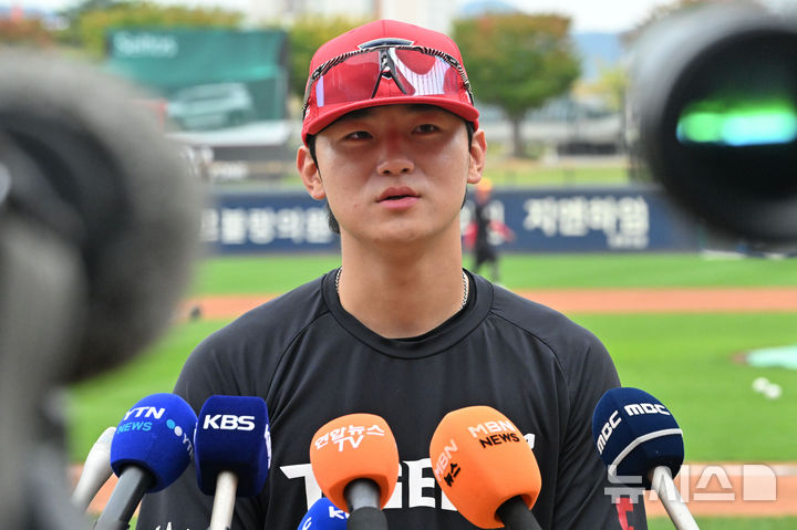 [전남광주=뉴시스] 이영주 기자 = KIA 김도영이 2026 KBO 포스트시즌 준플레이오프 1차전을 하루 앞둔 16일 오후 전남광주 북구 광주-기아챔피언스필드에서 취재진과 인터뷰하고 있다. 2026.10.16. leeyj2578@newsis.com