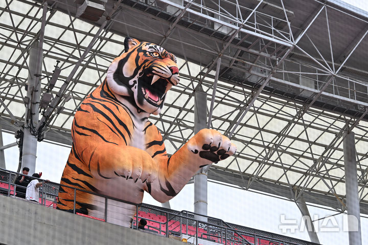 [전남광주=뉴시스] 이영주 기자 = 2026 KBO 포스트시즌 준플레이오프 1차전을 하루 앞둔 16일 오후 전남광주 북구 광주-기아챔피언스필드 관중석에서 대형 호랑이 풍선이 설치되고 있다. 2026.10.16. leeyj2578@newsis.com