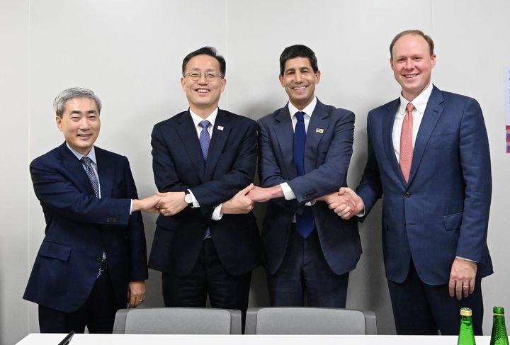 [서울=뉴시스] 사진은 이형일 경제부총리 겸 재정경제부 장관이 지난 16일(현지 시간) 태국 방콕 퀸시리낏 컨벤션센터에서 열린 '한-미 재무통화당국 2+2 면담'에 앞서 기념촬영 하고 있는 모습. 왼쪽부터 신현송 한국은행 총재, 이 부총리, 캐빈 워시 미국 연방준비제도이사회(FRB) 의장, 프란시스 브룩 미 재무부 부장관. (사진=재경부 제공) 2026.10.16. photo@newsis.com *재판매 및 DB 금지