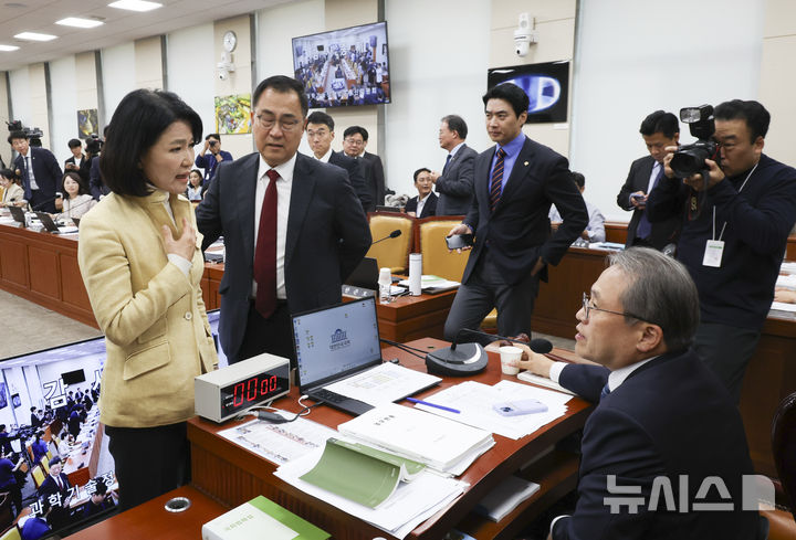 [서울=뉴시스] 김근수 기자 = 이진숙 국민의힘 의원이 16일 오후 서울 여의도 국회에서 열린 과학기술정보방송통신위원회 국정감사에서 본인의 제척안에 대해 항의하고 있다. 2026.10.16. ks@newsis.com