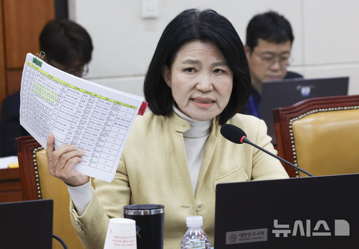 [서울=뉴시스] 김근수 기자 = 이진숙 국민의힘 의원이 16일 오후 서울 여의도 국회에서 열린 과학기술정보방송통신위원회 국정감사에서 본인의 제척안에 대해 항의하고 있다. 2026.10.16. ks@newsis.com