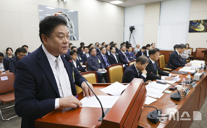 [서울=뉴시스] 김근수 기자 = 김우성 한국방송공사 부사장이 16일 오후 서울 여의도 국회에서 열린 과학기술정보방송통신위원회 국정감사에서 인사말을 하고 있다. 2026.10.16. ks@newsis.com