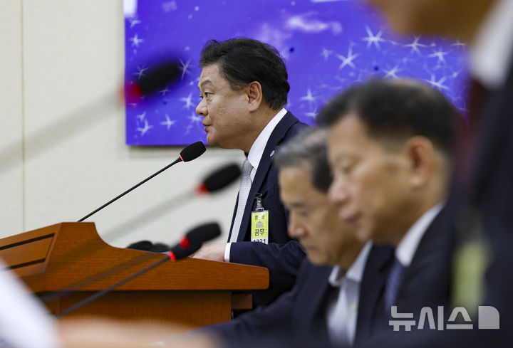[서울=뉴시스] 김근수 기자 = 김우성 한국방송공사 부사장이 16일 오후 서울 여의도 국회에서 열린 과학기술정보방송통신위원회 국정감사에서 인사말을 하고 있다. 2026.10.16. ks@newsis.com