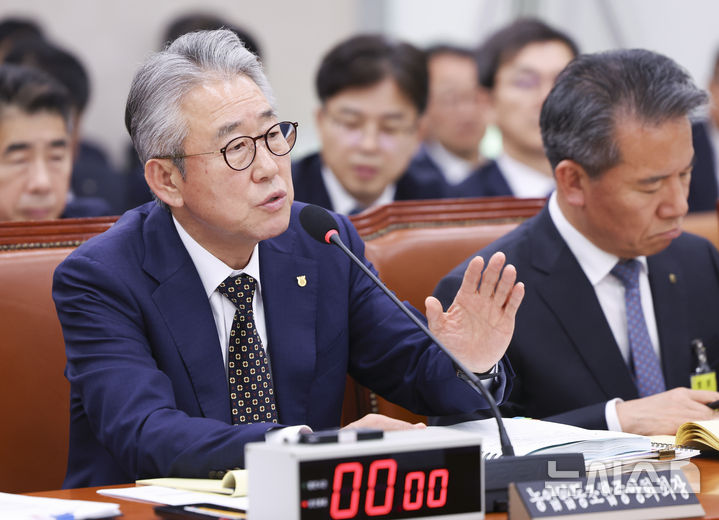 [서울=뉴시스] 김근수 기자 = 강호동 농업협동조합중앙회 회장이 16일 오후 서울 여의도 국회에서 열린 농림축산식품해양수산위 국정감사에서 질의에 답하고 있다. 2026.10.16. ks@newsis.com