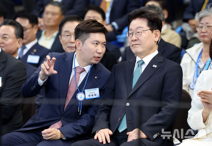 [제주=뉴시스] 김진아 기자 = 이재명 대통령이 16일 제주월드컵경기장에서 열린 제107회 전국체육대회 개회식에서 유승민 대한체육회장과 대화하고 있다. (청와대통신사진기자단) 2026.10.16. bluesoda@newsis.com