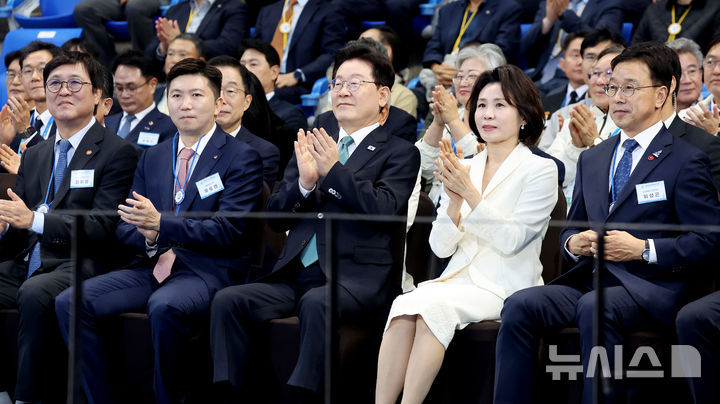 [제주=뉴시스] 김진아 기자 = 이재명 대통령과 김혜경 여사가 16일 제주월드컵경기장에서 열린 제107회 전국체육대회 개회식에서 박수를 치고 있다. 왼쪽부터 최휘영 문화체육관광부 장관, 유승민 대한체육회장, 이 대통령, 김 여사, 위성곤 제주도지사. (청와대통신사진기자단) 2026.10.16. bluesoda@newsis.com