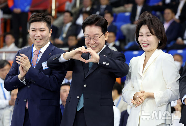 [제주=뉴시스] 김진아 기자 = 이재명 대통령과 김혜경 여사가 16일 제주월드컵경기장에서 열린 제107회 전국체육대회 개회식에서 유승민 대한체육회장과 선수단을 환영하고 있다. (청와대통신사진기자단) 2026.10.16. bluesoda@newsis.com