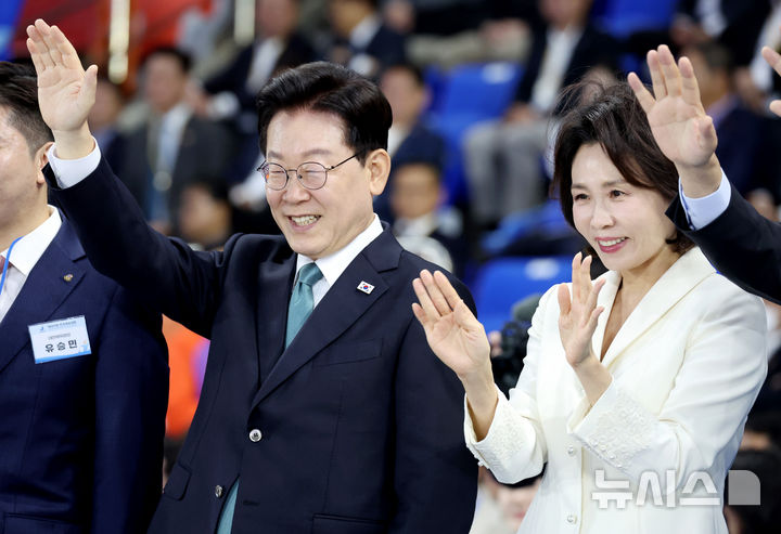[제주=뉴시스] 김진아 기자 = 이재명 대통령과 김혜경 여사가 16일 제주월드컵경기장에서 열린 제107회 전국체육대회 개회식에서 선수단을 환영하고 있다. (청와대통신사진기자단) 2026.10.16. bluesoda@newsis.com