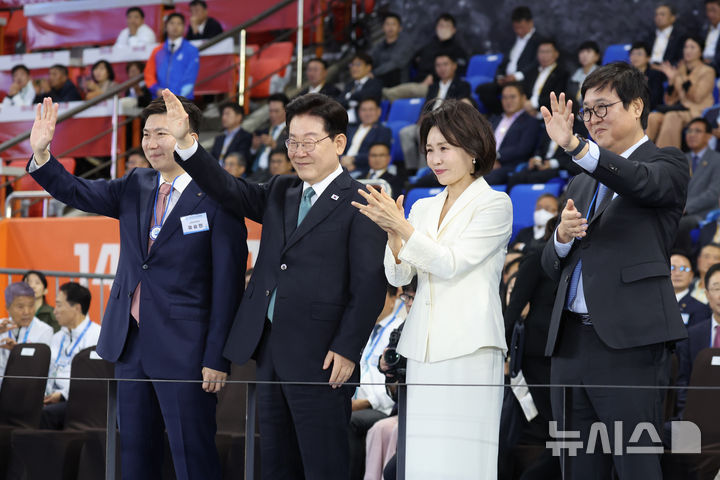 [제주=뉴시스] 김진아 기자 = 이재명 대통령과 김혜경 여사가 16일 제주월드컵경기장에서 열린 제107회 전국체육대회 개회식에서 선수단을 환영하고 있다. 왼쪽부터 유승민 대한체육회장, 이 대통령, 김 여사, 최휘영 문화체육관광부 장관. (청와대통신사진기자단) 2026.10.16. bluesoda@newsis.com