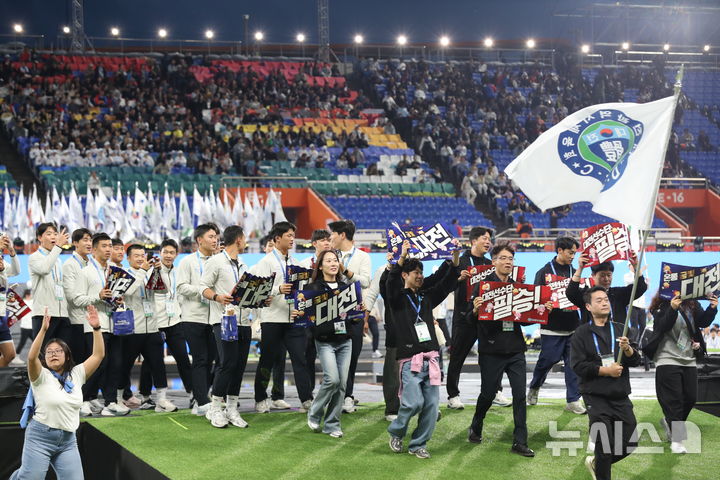 [서귀포=뉴시스] 우장호 기자 = 16일 오후 서귀포시 법환동 제주월드컵경기장에서 열린 제107회 전국체육대회 개회식에서 선수단이 입장하고 있다. 2026.10.16. woo1223@newsis.com