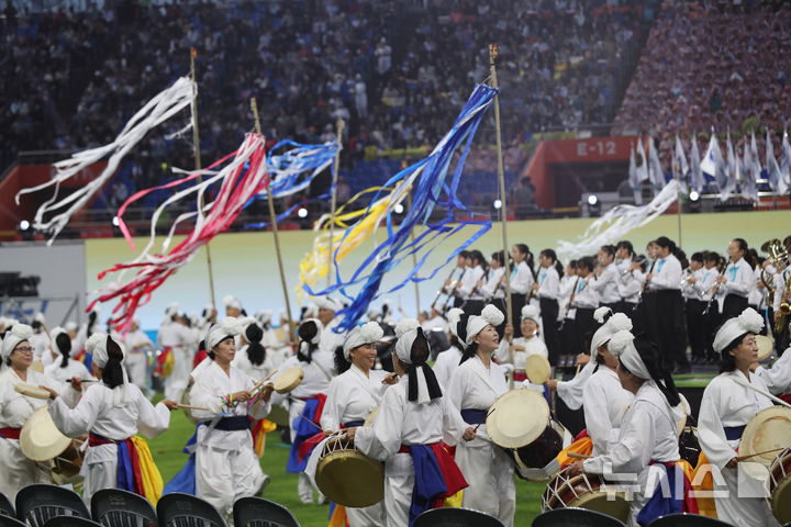 [서귀포=뉴시스] 우장호 기자 = 16일 오후 서귀포시 법환동 제주월드컵경기장에서 열린 제107회 전국체육대회 개회식에서 사전 공연이 열리고 있다. 2026.10.16. woo1223@newsis.com