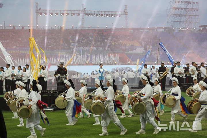 [서귀포=뉴시스] 우장호 기자 = 16일 오후 서귀포시 법환동 제주월드컵경기장에서 열린 제107회 전국체육대회 개회식에서 사전 공연이 열리고 있다. 2026.10.16. woo1223@newsis.com