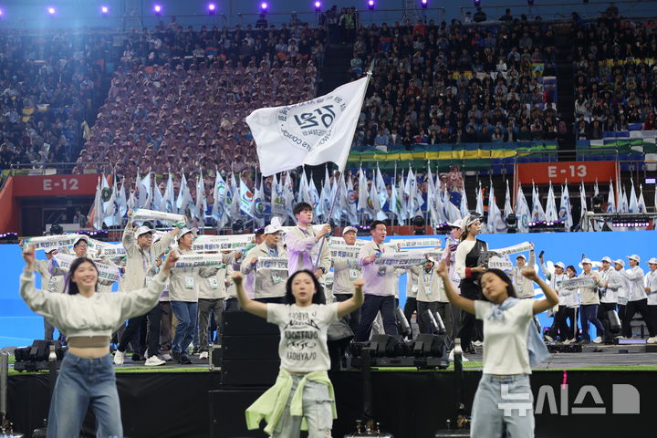 [서귀포=뉴시스] 우장호 기자 = 16일 오후 서귀포시 법환동 제주월드컵경기장에서 열린 제107회 전국체육대회 개회식에서 선수단이 입장하고 있다. 2026.10.16. woo1223@newsis.com