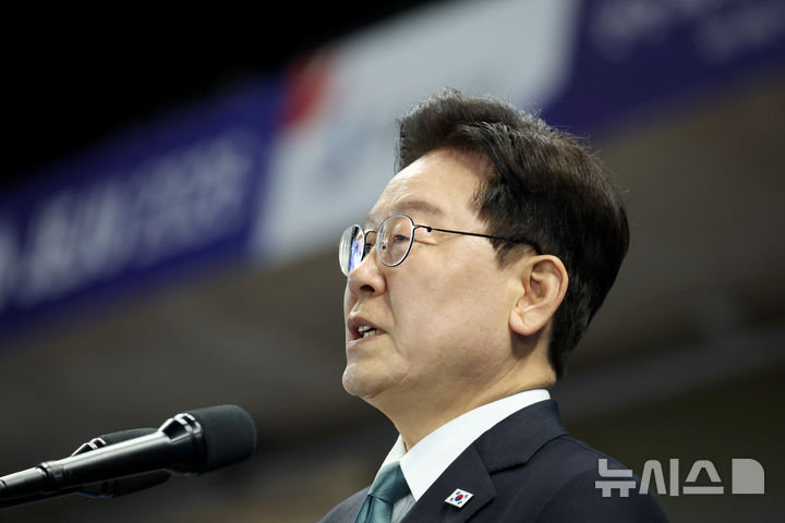 [제주=뉴시스] 김진아 기자 = 이재명 대통령이 16일 제주월드컵경기장에서 열린 제107회 전국체육대회 개회식에서 기념사를 하고 있다. (청와대통신사진기자단) 2026.10.16. bluesoda@newsis.com