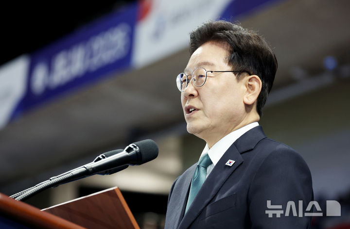 [제주=뉴시스] 김진아 기자 = 이재명 대통령이 16일 제주월드컵경기장에서 열린 제107회 전국체육대회 개회식에서 기념사를 하고 있다. (청와대통신사진기자단) 2026.10.16. bluesoda@newsis.com