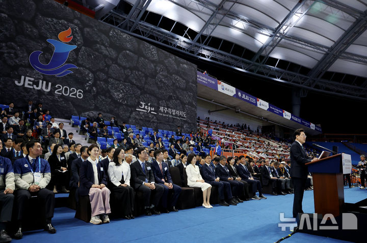 [제주=뉴시스] 김진아 기자 = 이재명 대통령이 16일 제주월드컵경기장에서 열린 제107회 전국체육대회 개회식에서 기념사를 하고 있다. (청와대통신사진기자단) 2026.10.16. bluesoda@newsis.com