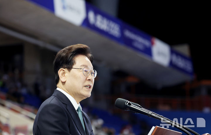 [제주=뉴시스] 김진아 기자 = 이재명 대통령이 16일 제주월드컵경기장에서 열린 제107회 전국체육대회 개회식에서 기념사를 하고 있다. (청와대통신사진기자단) 2026.10.16. bluesoda@newsis.com