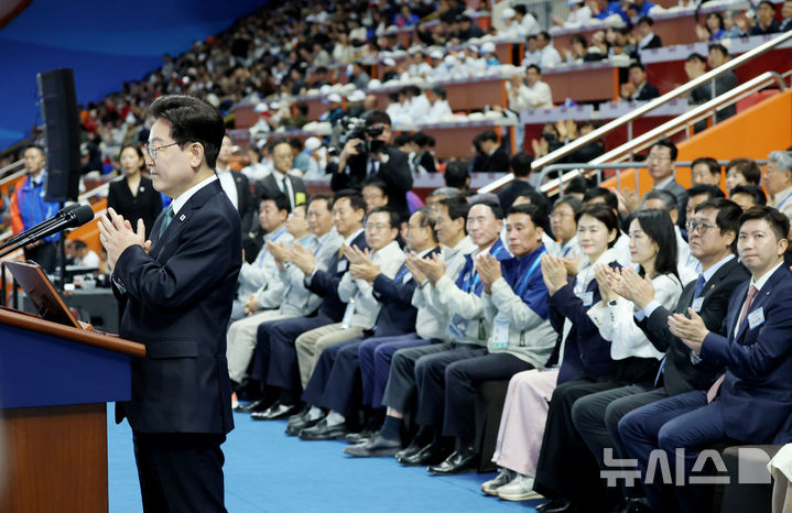 [제주=뉴시스] 김진아 기자 = 이재명 대통령이 16일 제주월드컵경기장에서 열린 제107회 전국체육대회 개회식에서 기념사를 하던 중 소방관과 부상 장병을 격려하며 박수를 치고 있다. (청와대통신사진기자단) 2026.10.16. bluesoda@newsis.com