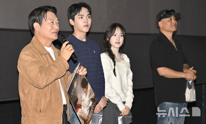 [전남광주=뉴시스] 양시원 기자 = 16일 오후 전남광주 북구 메가박스 전대점에서 광주사회복지공동모금회가 개최한 문화나눔 프로젝트가 열려 영화 '여전히 찬란하게'를 연출한 송일곤 감독과 조성하·박서경·문성현 배우가 무대 인사를 하고 있다. 2026.10.16 goodwrite97@newsis.com