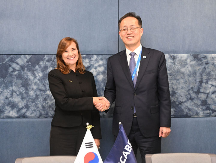 [서울=뉴시스] 황준선 기자 = 국제통화기금(IMF)/세계은행(WB) 연차총회 및 주요 20개국(G20) 재무장관.중앙은행 총재 회의, 주요 7개국(G7) 재무장관.중앙은행 총재 회의 참석차 태국 방콕을 방문중인 이형일 부총리 겸 재정경제부 장관이 16일(현지시간) 퀸시리낏 컨벤션센터(QSNCC)에서 히셀라 산체스 중남미경제통합은행(CABEI) 총재와 기념촬영 하고 있다. (사진=재경부 제공) 2026.10.18. photo@newsis.com *재판매 및 DB 금지