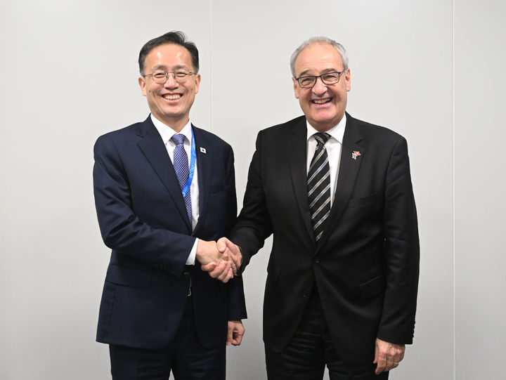 [서울=뉴시스] 황준선 기자 = 국제통화기금(IMF)/세계은행(WB) 연차총회 및 주요 20개국(G20) 재무장관.중앙은행 총재 회의, 주요 7개국(G7) 재무장관.중앙은행 총재 회의 참석차 태국 방콕을 방문중인 이형일 부총리 겸 재정경제부 장관이 16일(현지시간) 기 파믈랭 스위스 대통령과 기념촬영 하고 있다. (사진=재경부 제공) 2026.10.18. photo@newsis.com *재판매 및 DB 금지