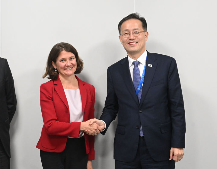 [서울=뉴시스] 황준선 기자 = 국제통화기금(IMF)/세계은행(WB) 연차총회 및 주요 20개국(G20) 재무장관.중앙은행 총재 회의, 주요 7개국(G7) 재무장관.중앙은행 총재 회의 참석차 태국 방콕을 방문중인 이형일 부총리 겸 재정경제부 장관이 16일(현지시간) 퀸시리낏 컨벤션센터(QSNCC)에서 마리 다론 국제신용평가사 무디스 신용평가 총괄과기념촬영 하고 있다. (사진=재경부 제공) 2026.10.18. photo@newsis.com *재판매 및 DB 금지