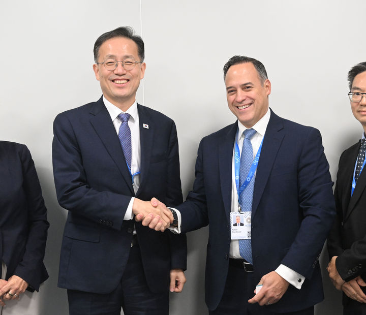[서울=뉴시스] 황준선 기자 = 국제통화기금(IMF)/세계은행(WB) 연차총회 및 주요 20개국(G20) 재무장관.중앙은행 총재 회의, 주요 7개국(G7) 재무장관.중앙은행 총재 회의 참석차 태국 방콕을 방문중인 이형일 부총리 겸 재정경제부 장관이 16일(현지시간) 퀸시리낏 컨벤션센터(QSNCC)에서 로베르토 시폰-아레발로 국제신용평가사 S&P 신용평가 총괄과 기념촬영 하고 있다. (사진=재경부 제공) 2026.10.18. photo@newsis.com *재판매 및 DB 금지