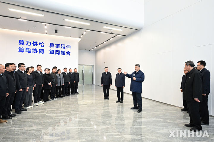 [우란차부=신화/뉴시스] 시진핑 중국 국가주석이 16일 네이멍구자치구 우란차부시의 차하얼 첨단기술산업개발구를 방문해 직원들과 대화하고 있다. 2026.10.16.
