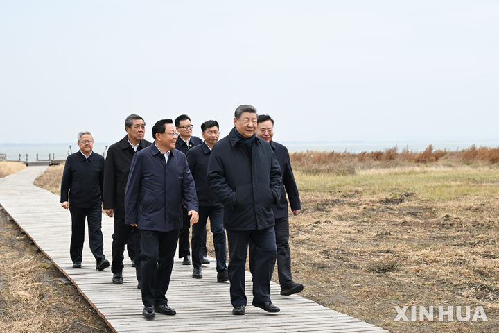 [우란차부=신화/뉴시스] 시진핑 중국 국가주석이 16일 네이멍구자치구 우란차부시의 황치하이호 자연보호구역을 방문하고 있다. 2026.10.16.