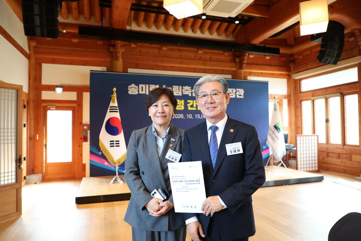 [의령=뉴시스]오태완 의령군수가 송미령 농림축산식품부 장관에게 농어촌 기본소득 시범사업 선정을 건의하고 있다.(사진=의령군 제공) 2026.10.17.photo@newsis.com *재판매 및 DB 금지
