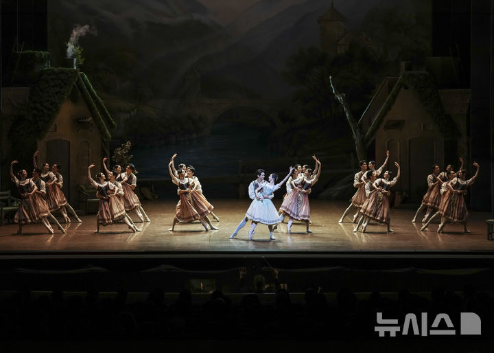  [서울=뉴시스] 13일 서울 서초구 예술의전당 오페라극장에서 열린 국립발레단 '지젤' 1막 공연에서 무용수들이 열연하고 있다. (사진=국립발레단 제공) 2026. 10. 17. photo@newsis.com