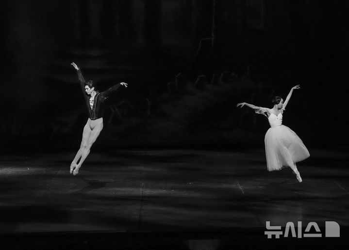  [서울=뉴시스] 13일 서울 서초구 예술의전당 오페라극장에서 열린 국립발레단 '지젤' 공연에서 지젤 역 박슬기와 알브레히트 역 박종석이 파드되를 추고 있다. (사진=국립발레단 제공) 2026. 10. 17. photo@newsis.com
