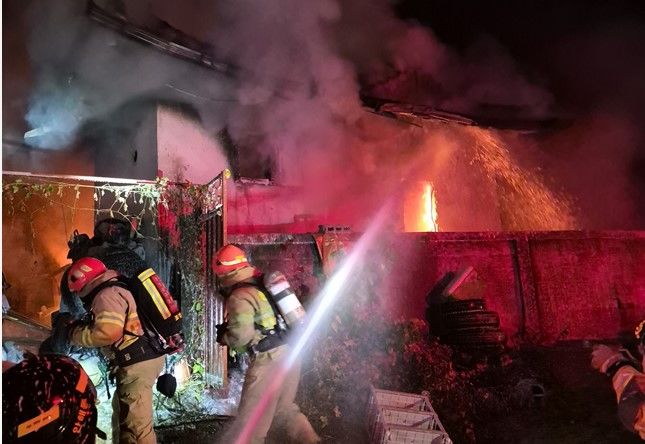 [안동=뉴시스] 16일 오후 10시39분께 안동시 옥동의 한 단독주택에서 불이 났다. (사진=경북소방본부 제공) 2026.10.17. photo@newsis.com *재판매 및 DB 금지