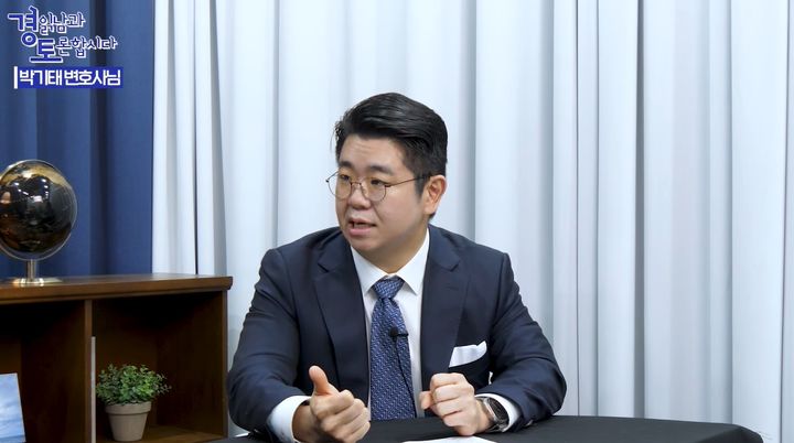 [서울=뉴시스] 17일 구독자 52만명 유튜브 채널 '경제 읽어주는 남자' 영상에 출연한 박기태 변호사는 주식시장과 실물경제의 괴리가 심화되는 상황에서 자영업자들의 폐업과 투자 실패가 잇따르고 있다고 밝혔다. (사진='경제 읽어주는 남자' 유튜브 채널 캡처)