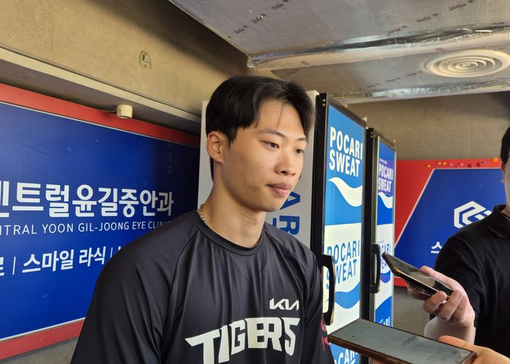 [전남광주=뉴시스] 문채현 기자 = 프로야구 KIA 타이거즈 박재현이 17일 전남광주-기아챔피언스필드에서 열리는 LG 트윈스와의 2026 신한 쏠 KBO 포스트시즌 준플레이오프(준PO·5전3선승제) 1차전을 앞두고 취재진과 인터뷰를 하고 있다. 2026.10.17. dal@newsis.com *재판매 및 DB 금지