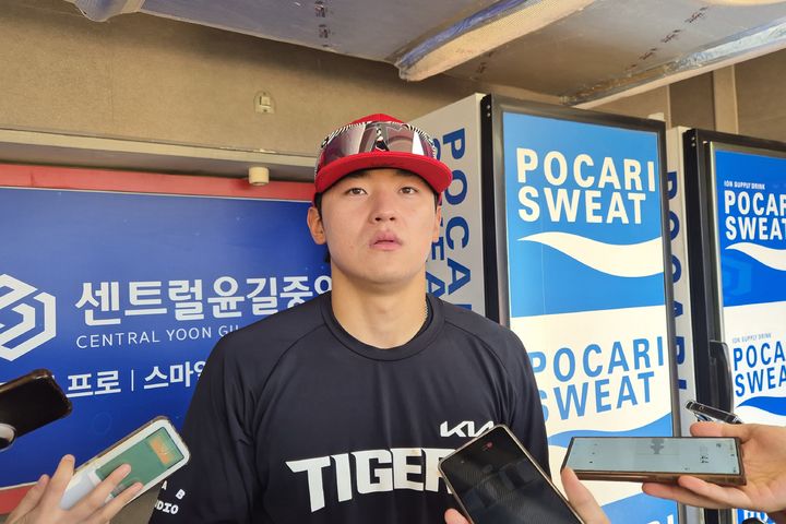 [전남광주=뉴시스] 문채현 기자 = 프로야구 KIA 타이거즈 김도영이 17일 전남광주-기아챔피언스필드에서 열리는 LG 트윈스와의 2026 신한 쏠 KBO 포스트시즌 준플레이오프(준PO·5전3선승제) 1차전을 앞두고 취재진과 인터뷰를 하고 있다. 2026.10.17. dal@newsis.com *재판매 및 DB 금지